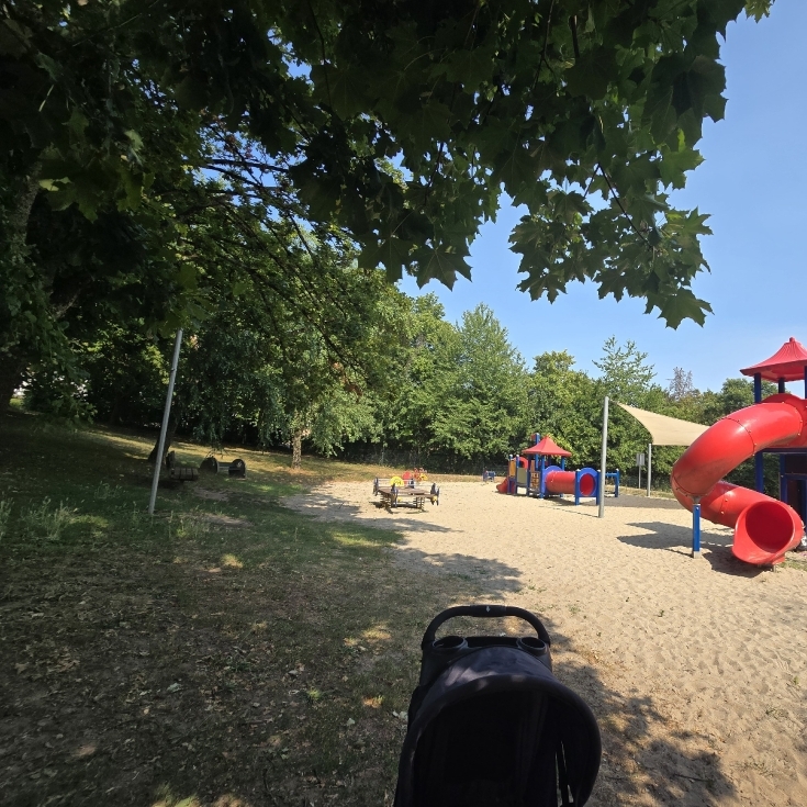 Foto vom Spielplatz Piesbach - Kirche/Kindergarten