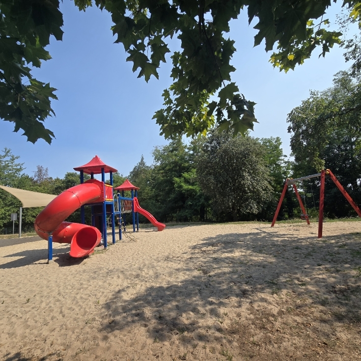 Foto vom Spielplatz Piesbach - Kirche/Kindergarten