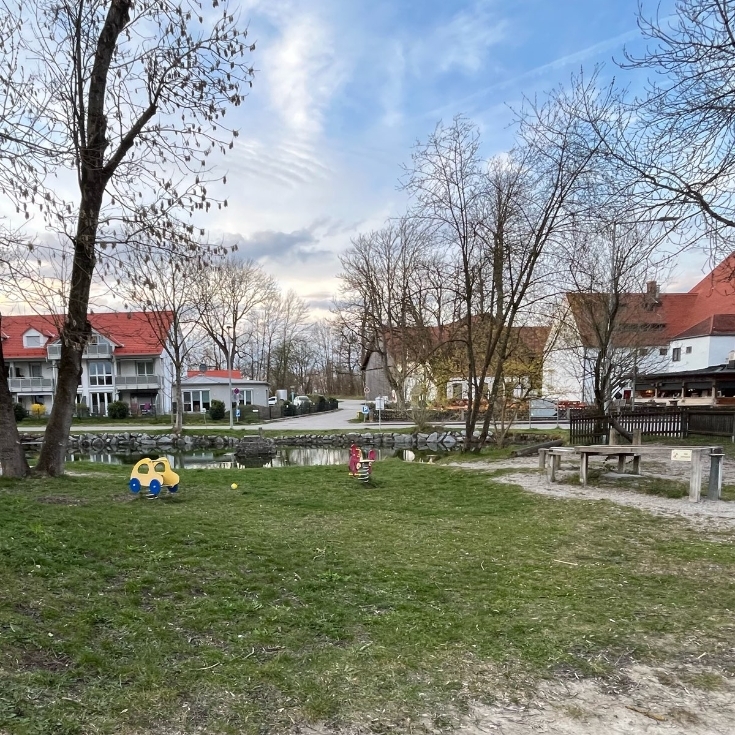 Bild 9: Spielplatz Holzhausen (am Dorfweiher)