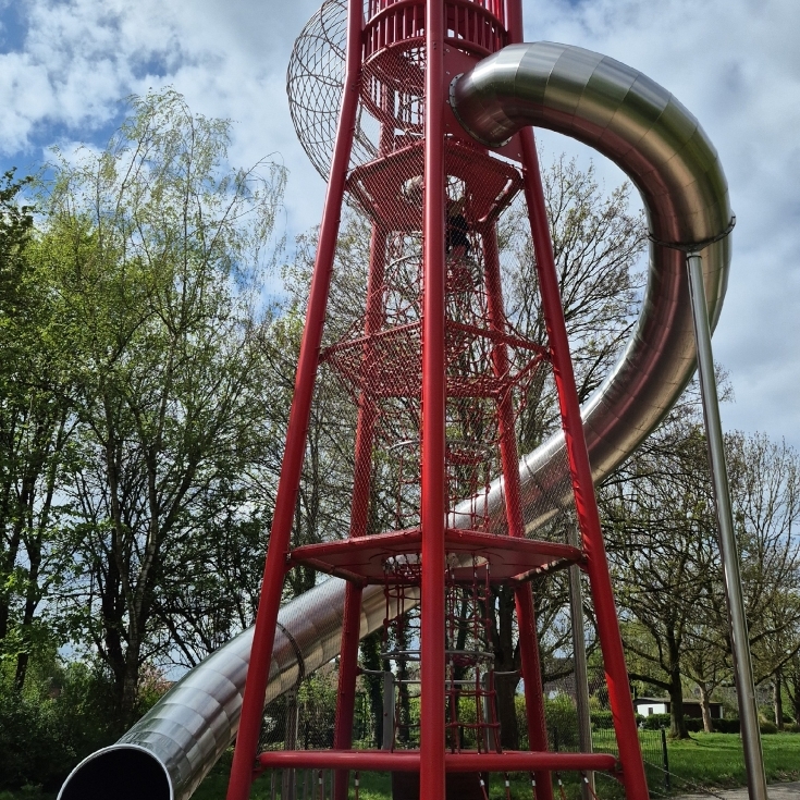 Bild zum Spielplatz Varziner Straße Kletterturm