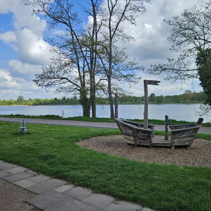 Bild 3: Piratenschiff am Rhein
