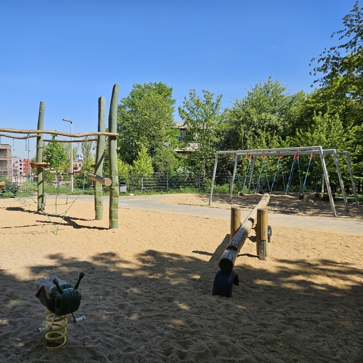 Bild 2: Spielplatz Auf dem Hügel