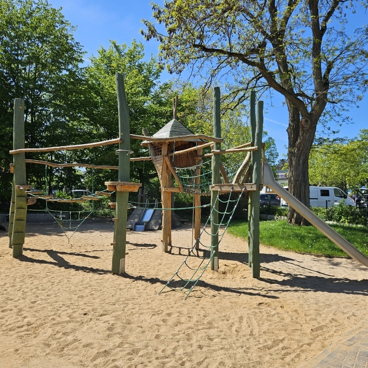 Bild 4: Spielplatz Auf dem Hügel