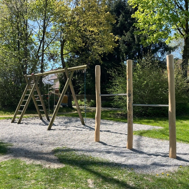 Bild 2: Spielplatz am Dorfweiher