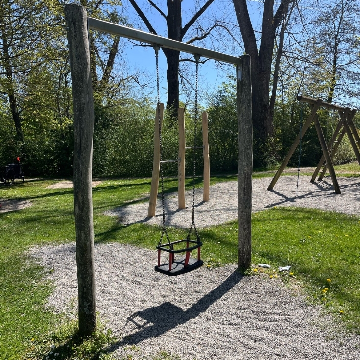 Bild 3: Spielplatz am Dorfweiher