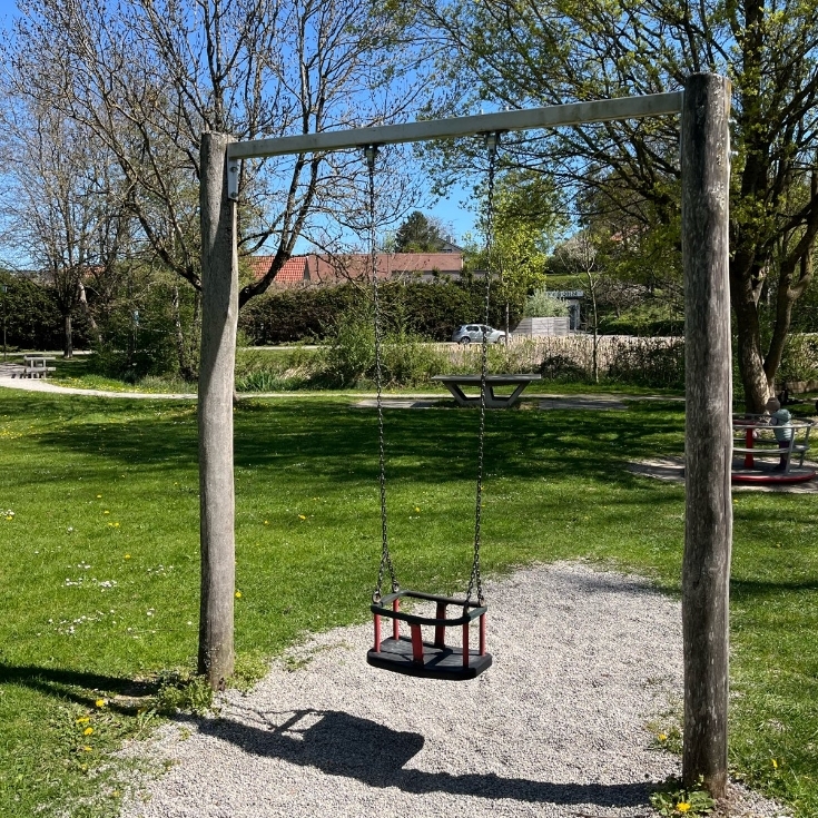 Bild 4: Spielplatz am Dorfweiher