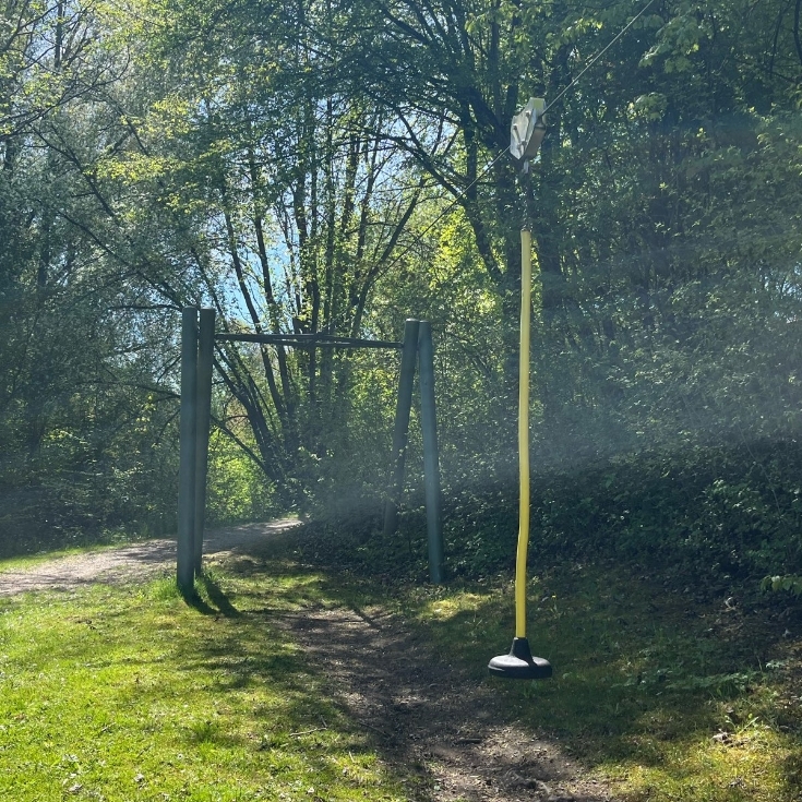 Bild 9: Spielplatz am Dorfweiher