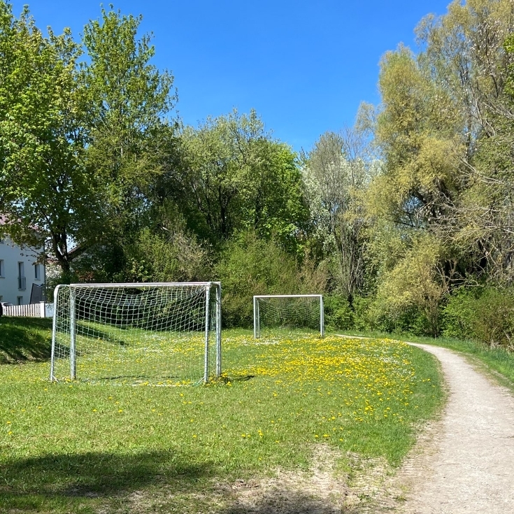 Bild 10: Spielplatz am Dorfweiher