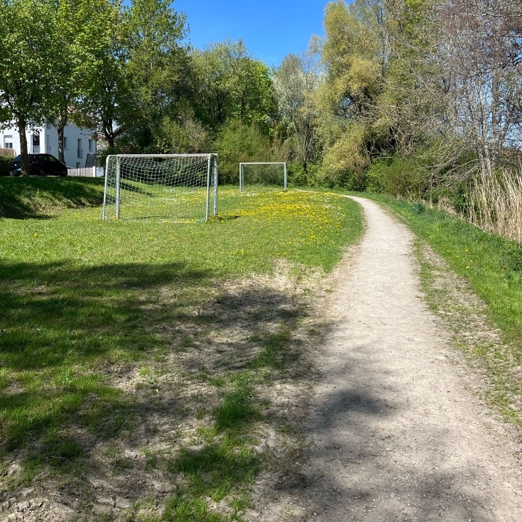 Bild 11: Spielplatz am Dorfweiher