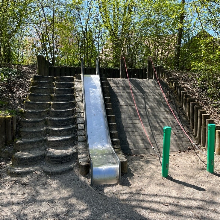Bild 12: Spielplatz am Dorfweiher