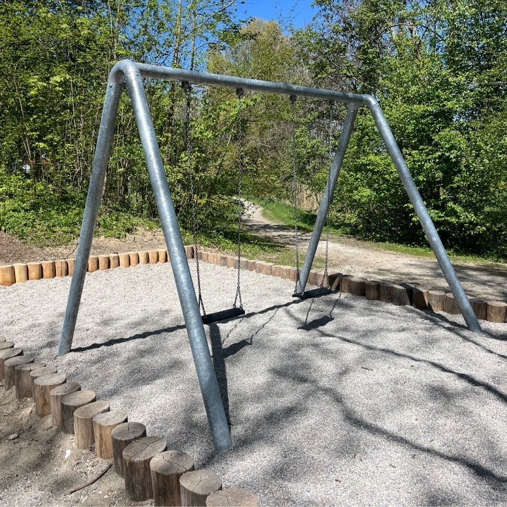 Bild 15: Spielplatz am Dorfweiher