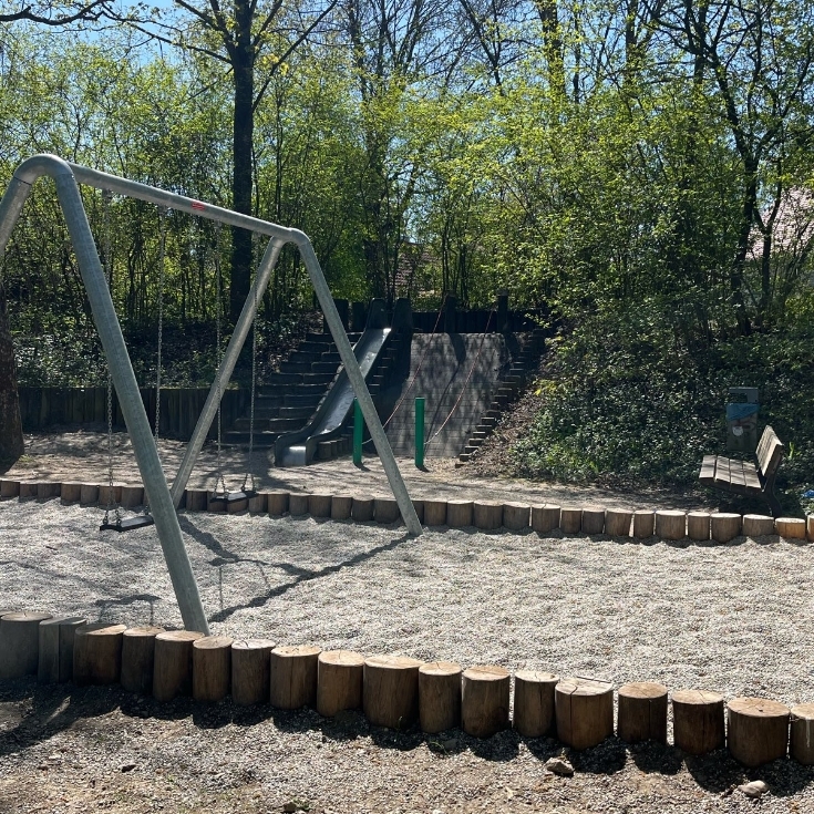 Bild 16: Spielplatz am Dorfweiher