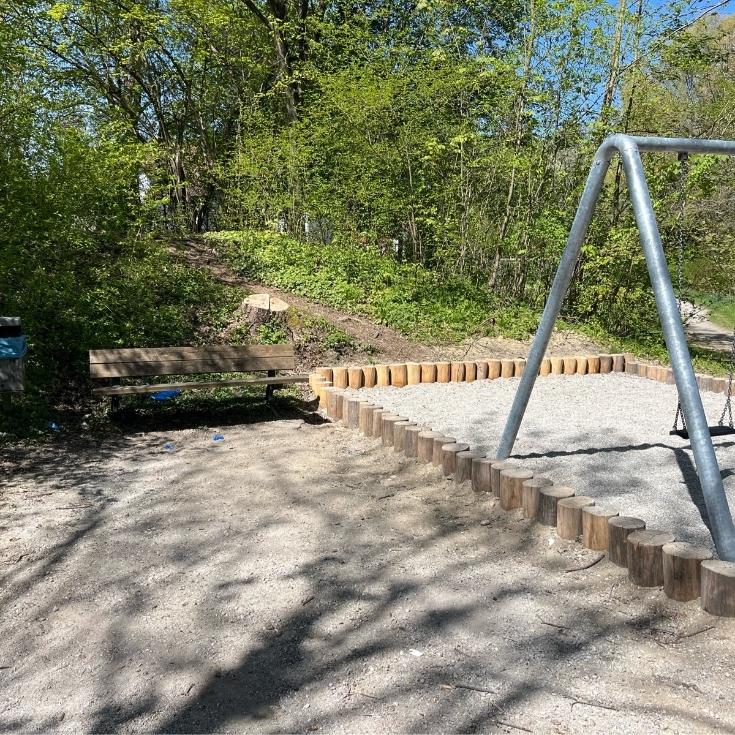 Bild 17: Spielplatz am Dorfweiher