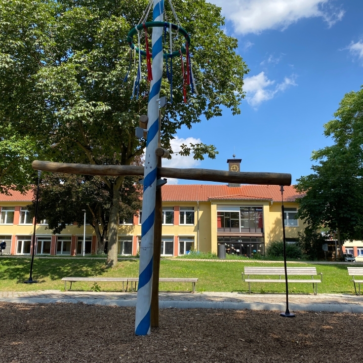 Bild 2: Spielplatz mit dem Maibaum