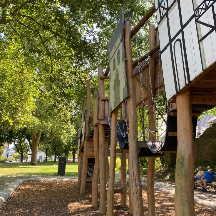 Bild 3: Spielplatz mit dem Maibaum