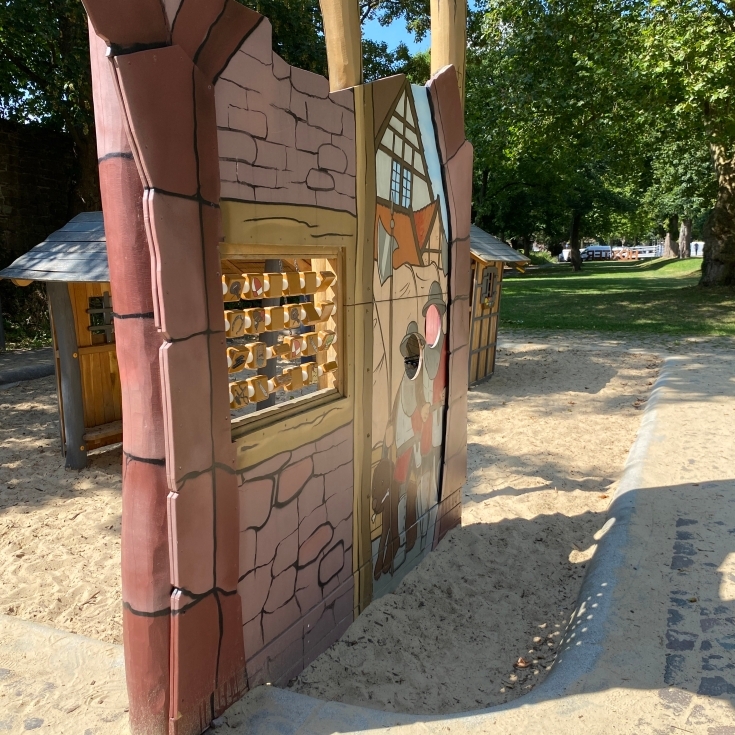 Bild 6: Spielplatz mit dem Maibaum