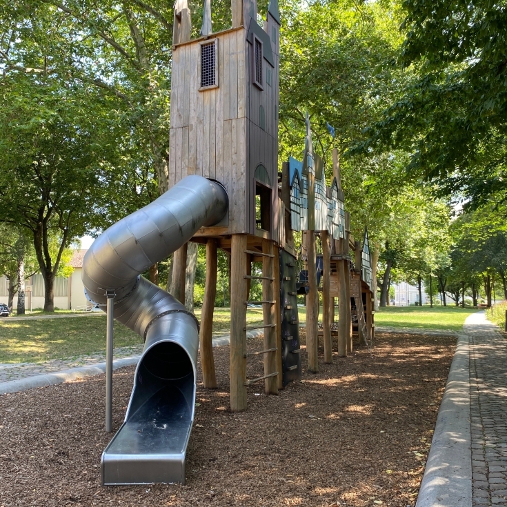 Bild 9: Spielplatz mit dem Maibaum