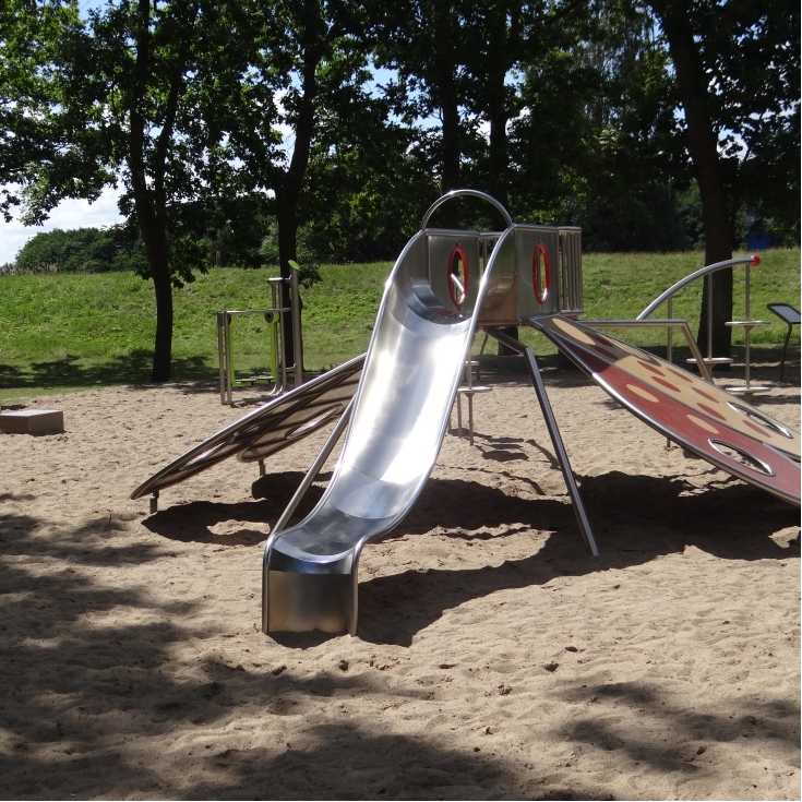 Bild 7: Mehrgenerationenspielplatz
