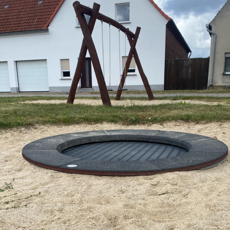 Bild 6: Am Dorfplatz