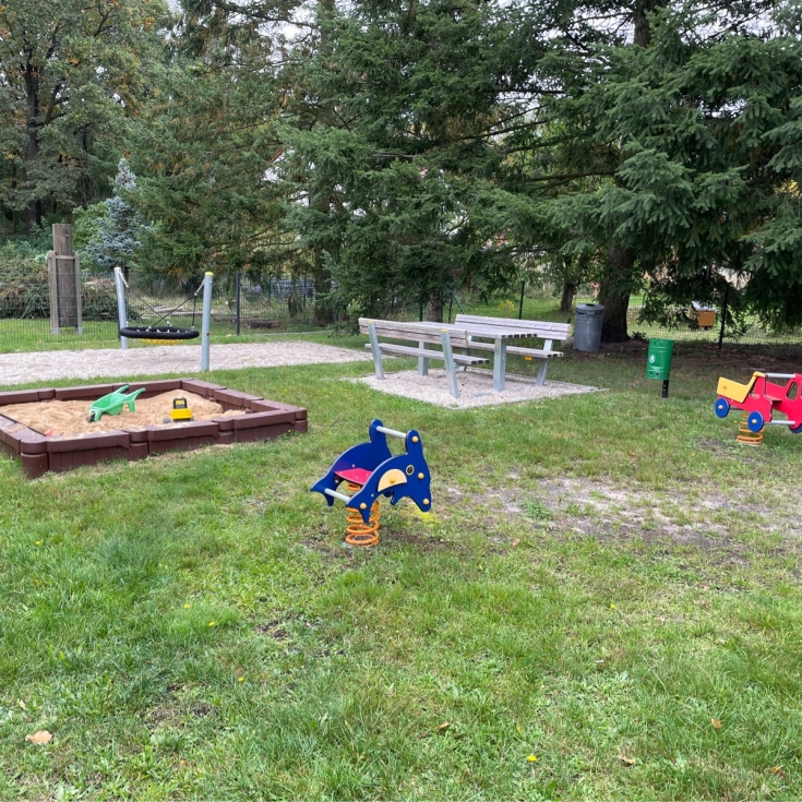 Bild 2: Am Sportplatz