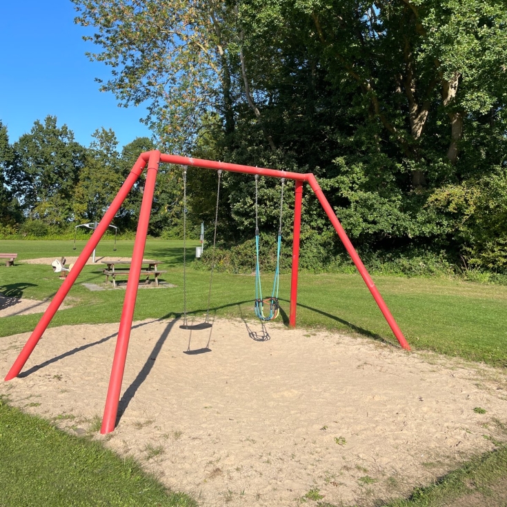 Bild 3: Am Sportplatz