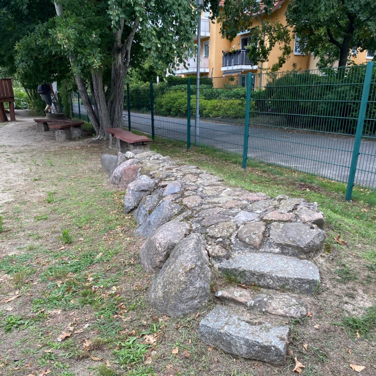 Bild 10: Am Sportplatz