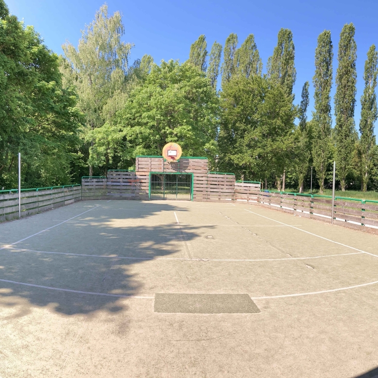 Bild zum Spielplatz Bolzplatz am Baumoval/ Beachvolleyball