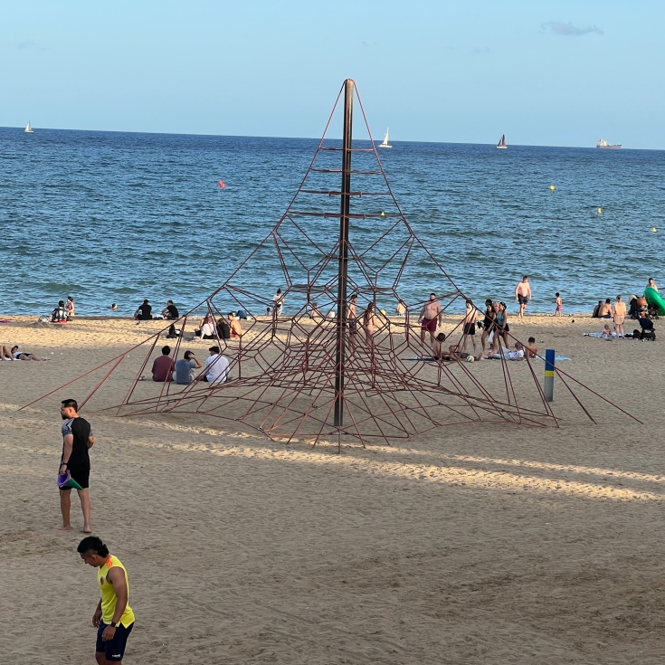 Bild zum Spielplatz Kletterspinne am Barceloneta Strand