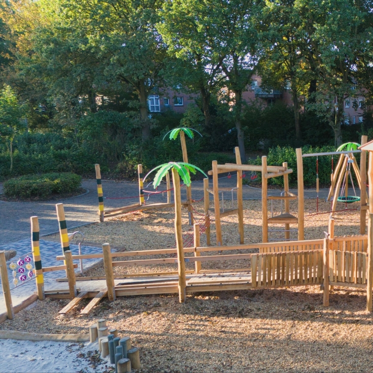 Bild 7: Palmenspielplatz