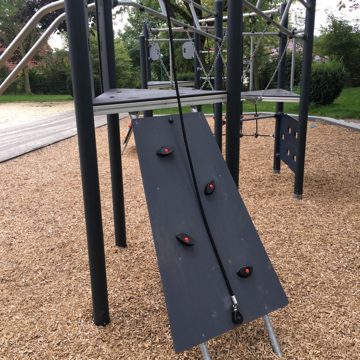 Bild 3: Spielplatz am Hallenberg