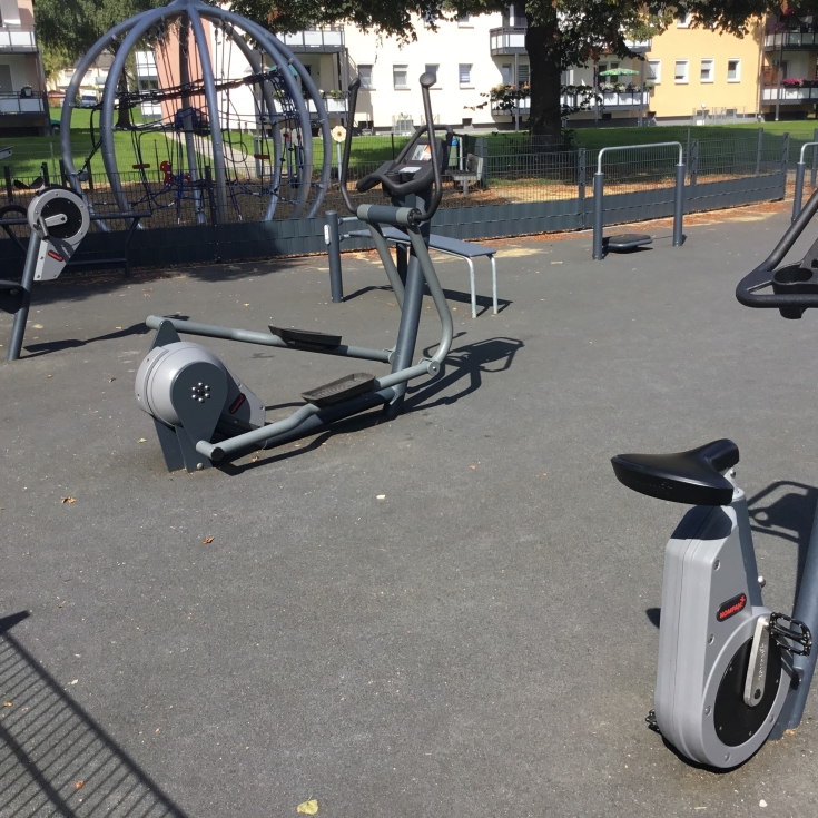 Bild 6: Spielplatz und Fintessplatz an der Erdmannstraße
