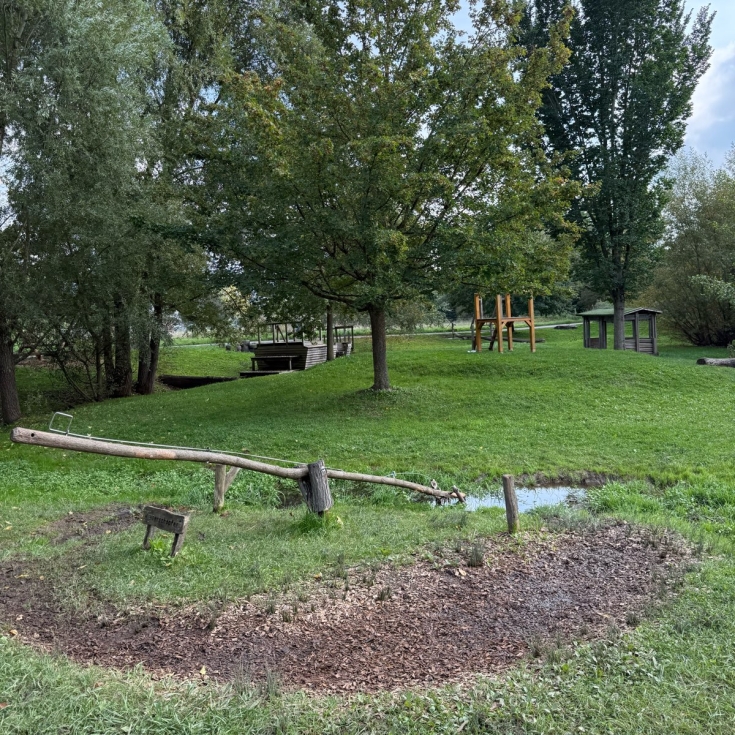 Bild 3: Stadt am Bach