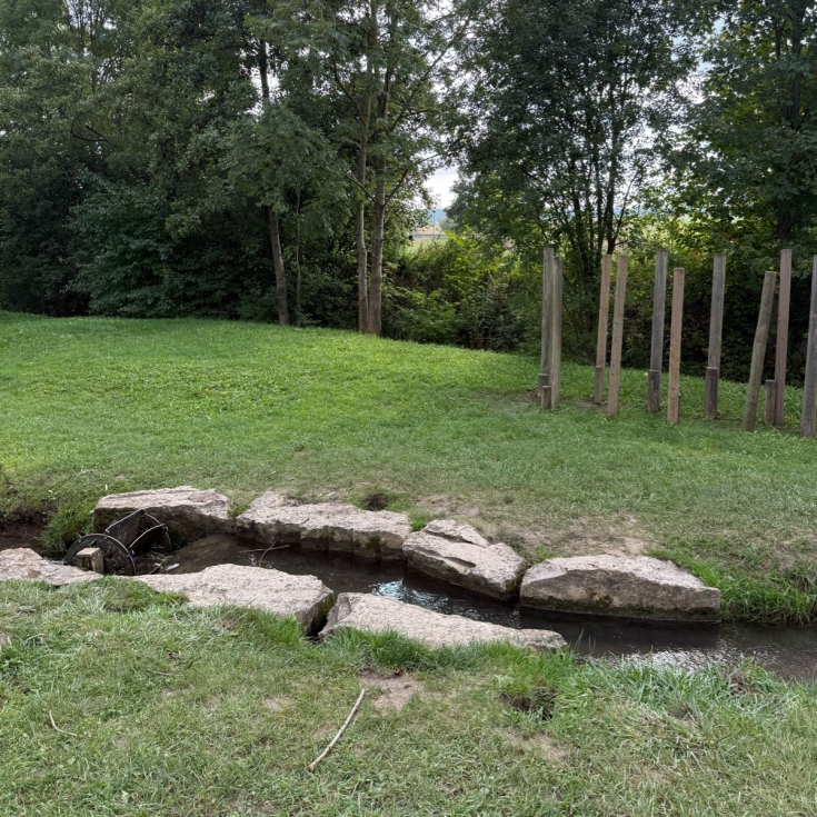 Bild 5: Stadt am Bach