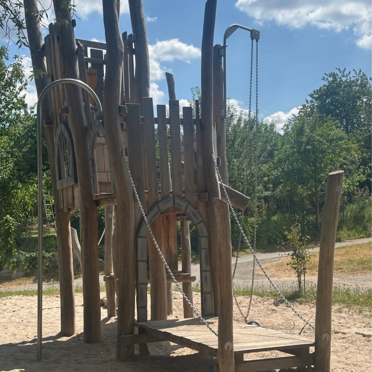 Bild 2: Spielplatz Ritterburg