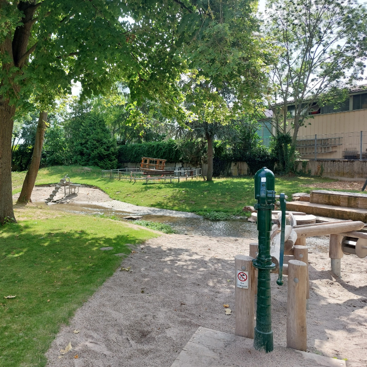 Bild zum Spielplatz Wasserspielplatz am dicken Baum