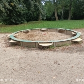Bild vom Spielplatz anzeigen.