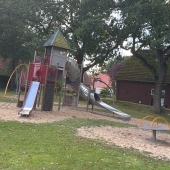 Bild vom Spielplatz anzeigen.
