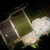 Bild vom Spielplatz anzeigen.