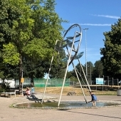 Bild vom Spielplatz anzeigen.