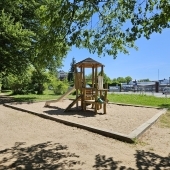 Bild vom Spielplatz anzeigen.