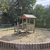 Bild vom Spielplatz anzeigen.