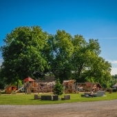 Bild vom Spielplatz anzeigen.
