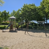 Bild vom Spielplatz anzeigen.