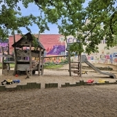 Bild vom Spielplatz anzeigen.