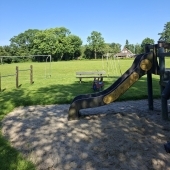 Bild vom Spielplatz anzeigen.