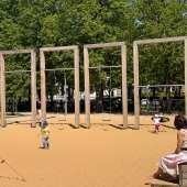 Bild vom Spielplatz anzeigen.