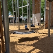 Bild vom Spielplatz anzeigen.