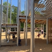 Bild vom Spielplatz anzeigen.