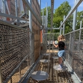 Bild vom Spielplatz anzeigen.
