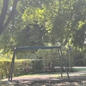 Bild vom Spielplatz anzeigen.